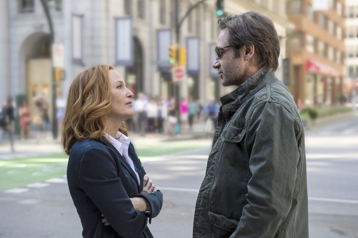 THE X-FILES:  L-R:  Gillian Anderson as Dana Scully and David Duchovny as Fox Mulder.  The next mind-bending chapter of THE X-FILES debuts with a special two-night event beginning Sunday, Jan. 24 (10:00-11:00 PM ET/7:00-8:00 PM PT), following the NFC CHAMPIONSHIP GAME, and continuing with its time period premiere on Monday, Jan. 25 (8:00-9:00 PM ET/PT). The thrilling, six-episode event series, helmed by creator/executive producer Chris Carter and starring David Duchovny and Gillian Anderson as FBI Agents FOX MULDER and DANA SCULLY, marks the momentous return of the Emmy Award- and Golden Globe-winning pop culture phenomenon, which remains one of the longest-running sci-fi series in network television history.  Â©2015 Fox Broadcasting Co.  Cr:  Ed Araquel/FOX