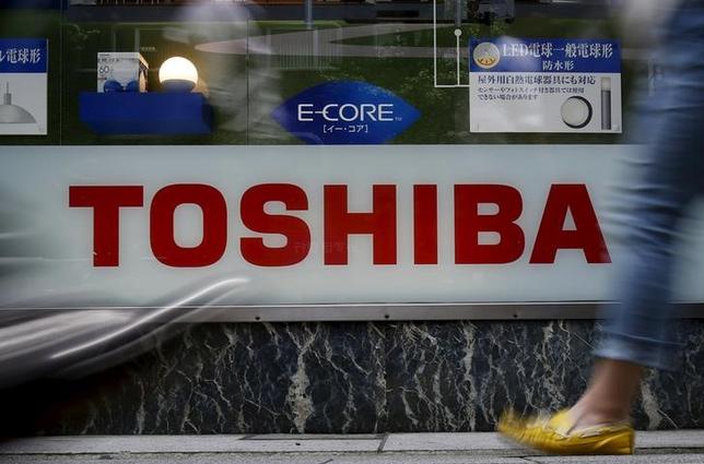 Pedestrians walk past a logo of Toshiba Corp outside an electronics retailer in Tokyo, Japan, June 25, 2015. REUTERS/Yuya Shino