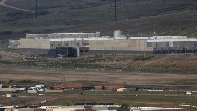 A National Security Agency (NSA) data gathering facility is seen in Bluffdale, about 25 miles (40 km) south of Salt Lake City, Utah May 18, 2015. REUTERS/Jim Urquhart