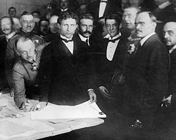 Подписание мирного договора в Брест-Литовске 9 февраля 1918 года (фото: общественное достояние)