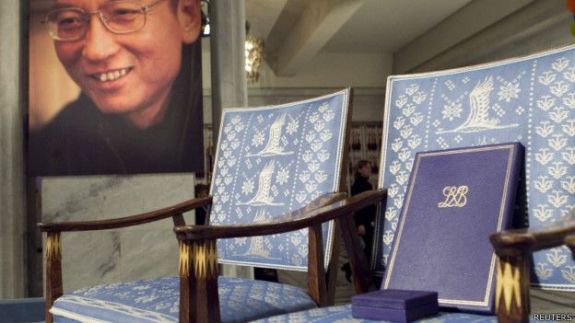2010年诺贝尔和平奖颁奖典礼上，主办方把刘晓波的奖章和证书放在空椅子上。 