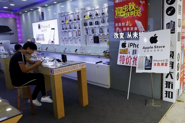 A store with an ''Apple Store'' sign is seen in Shenzhen, China September 21, 2015. REUTERS/Staff