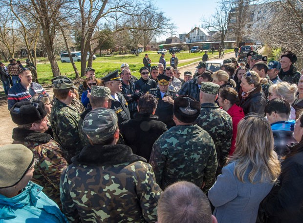 Multidão entrou na base de Novofedorivka (Foto: Dmitry Serebryakov/AFP)