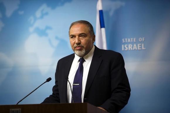 Israel's Foreign Minister Avigdor Lieberman gives a statement to the media at his Jerusalem office December 2, 2014. REUTERS/ Ronen Zvulun