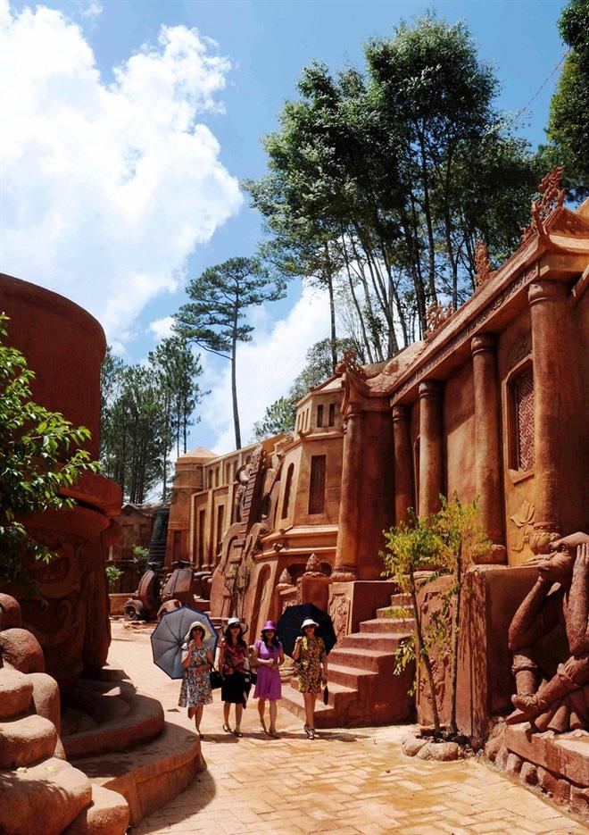 A kilometer long path snaking through a red basaltic soil hill with sculptures carved out of its sides is set to become a popular tourist attraction in Da Lat.