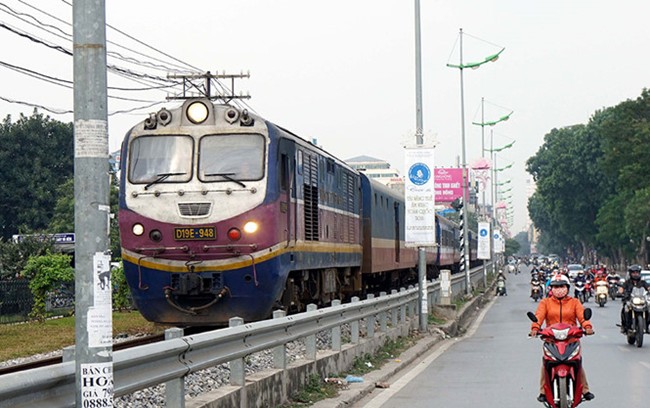 In 2014, when the Noi Bai – Lao Cai highway was opened, the Hanoi – Lao Cai railway, which was once of the most crowded rail routes, lost 10-15 percent of passengers within one month.
