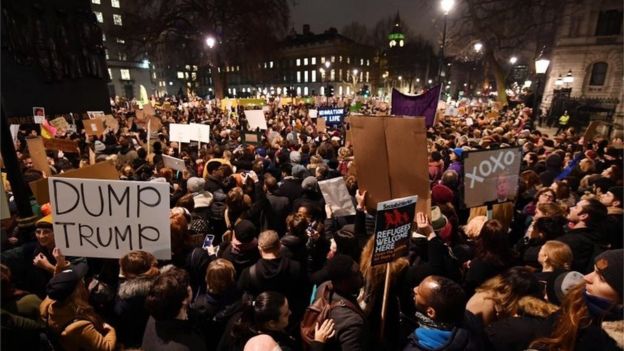 uk protests against donald trump's immigration ban hinh 1