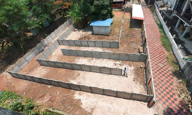 The maze that legally lengthens the walking distance from the highway. Image: BCCL via India Times