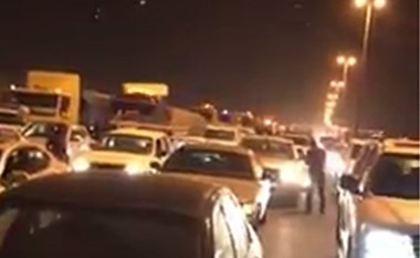 توقف طريق جاسم الخرافي بإتجاه الجهراء قبل مدخل سعد العبدالله منذ التاسعة وحتى الان بسبب انقلاب شاحنة