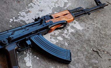 مباحث السلاح تداهم منزلاً في الأحمدي لضبط كلاشينكوف