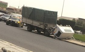 إصابة سائق آسيوي نتيجة انفصال كابينة شاحنة يقودها ووفاة حدث تعرض للدهس