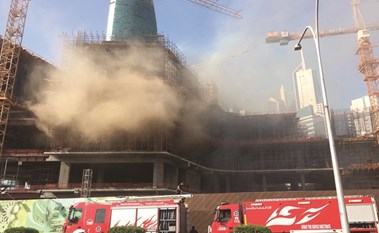 بالفيديو والصور.. 12 مركز إطفاء تخمد حريقاً بمبنى قيد الإنشاء في شرق