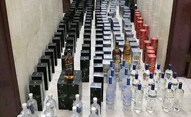 مباحث الفروانية تُصادر 200 زجاجة خمر قبل عطلة العيد