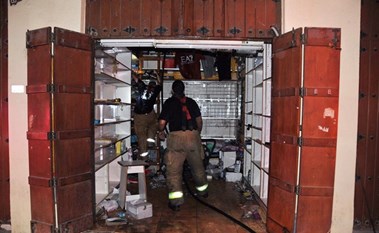 إنقاذ 5 وافدين «انحشروا» في مصعد معطل وإخماد حريق بمحل في المباركية