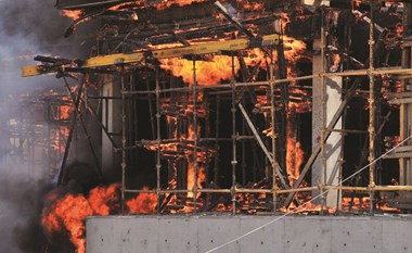 6 فرق إطفاء سيطرت على حريق مبنى قيد الإنشاء في كبد