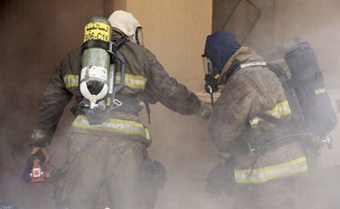 إصابة 3 رجال إطفاء ونجاة العشرات من حريق في سرداب عمارة بالسالمية