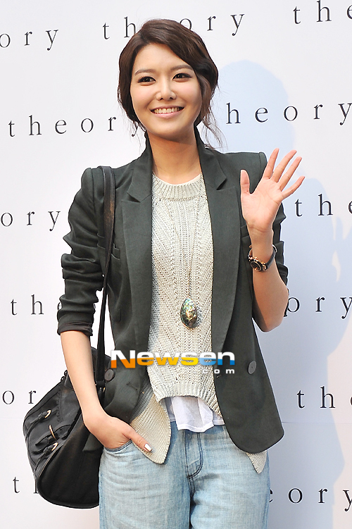 [PIC][29-03-2012]SooYoung xuất hiện tại lễ khai trương " Theory Shop" vào chiều nay GYwOB9