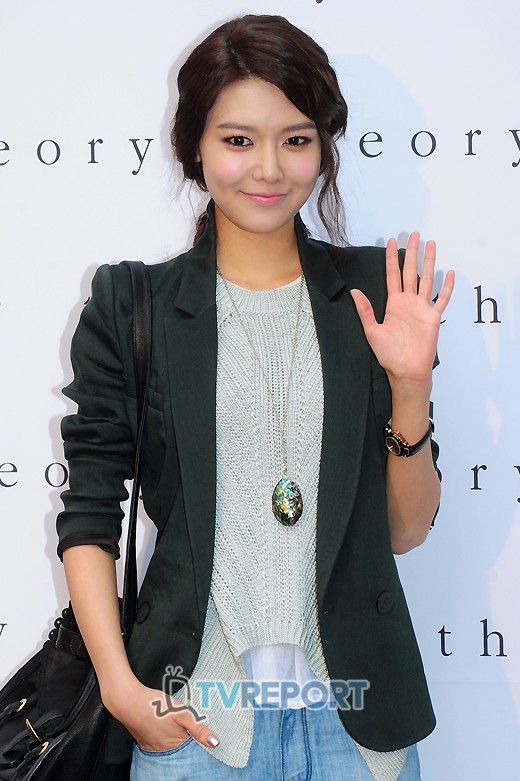 [PIC][29-03-2012]SooYoung xuất hiện tại lễ khai trương " Theory Shop" vào chiều nay GYx3wc
