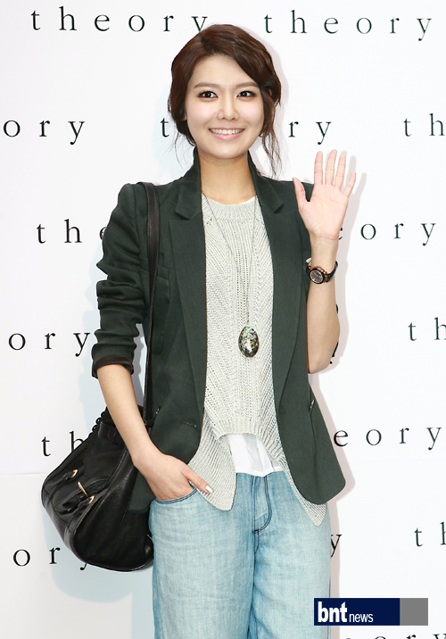 [PIC][29-03-2012]SooYoung xuất hiện tại lễ khai trương " Theory Shop" vào chiều nay GYx4Aj