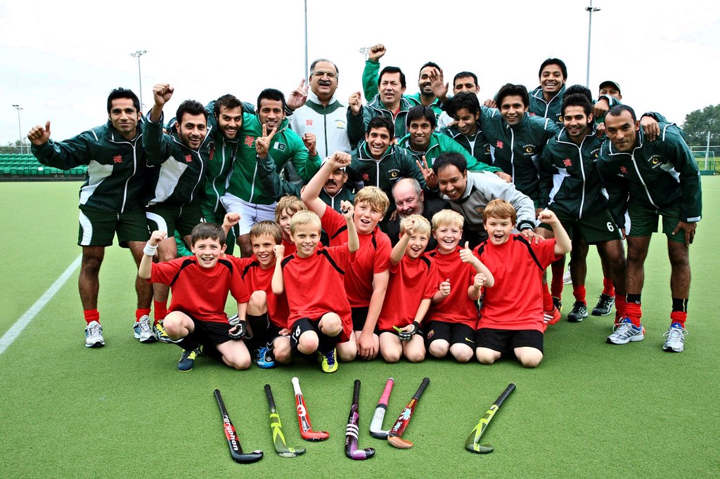 Pakistan Hockey Team meets local schoolchildren