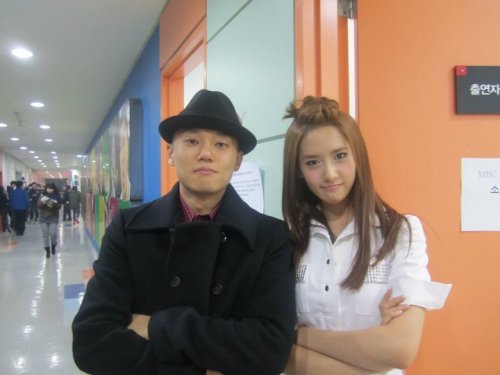 [FANTAKEN] [03-01-2011] Yoona với Biên đạo múa SM tại hậu trường @ MBC Gayo Daejun 2010 GgowNx