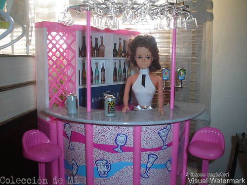 Mueca gloria atendiendo su propio bar / Gloria doll as bartender of her own bar