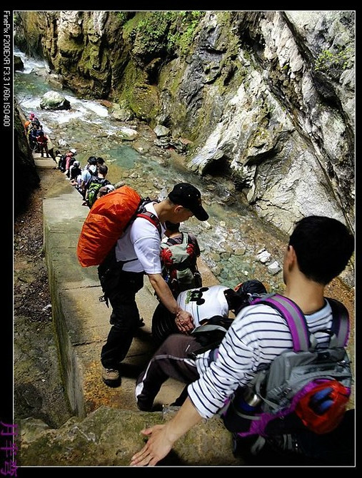 trekking in Tianshengqiao