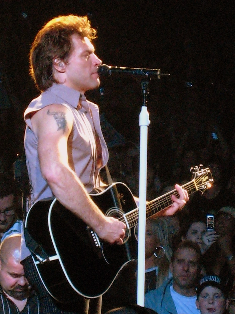 Bon Jovi Concert - Jon Bon Jovi Singing Bed Of Roses @ Bell Center, Montreal