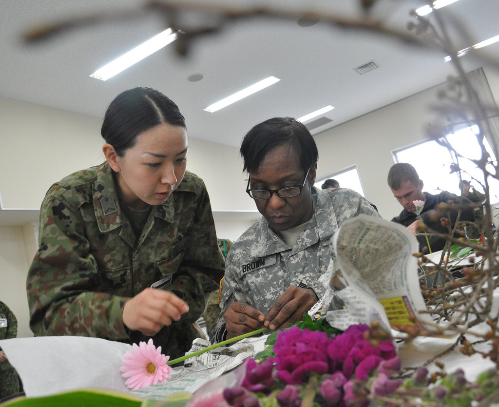 U.S. Soldiers learn ikebana through traditional Japanese arts