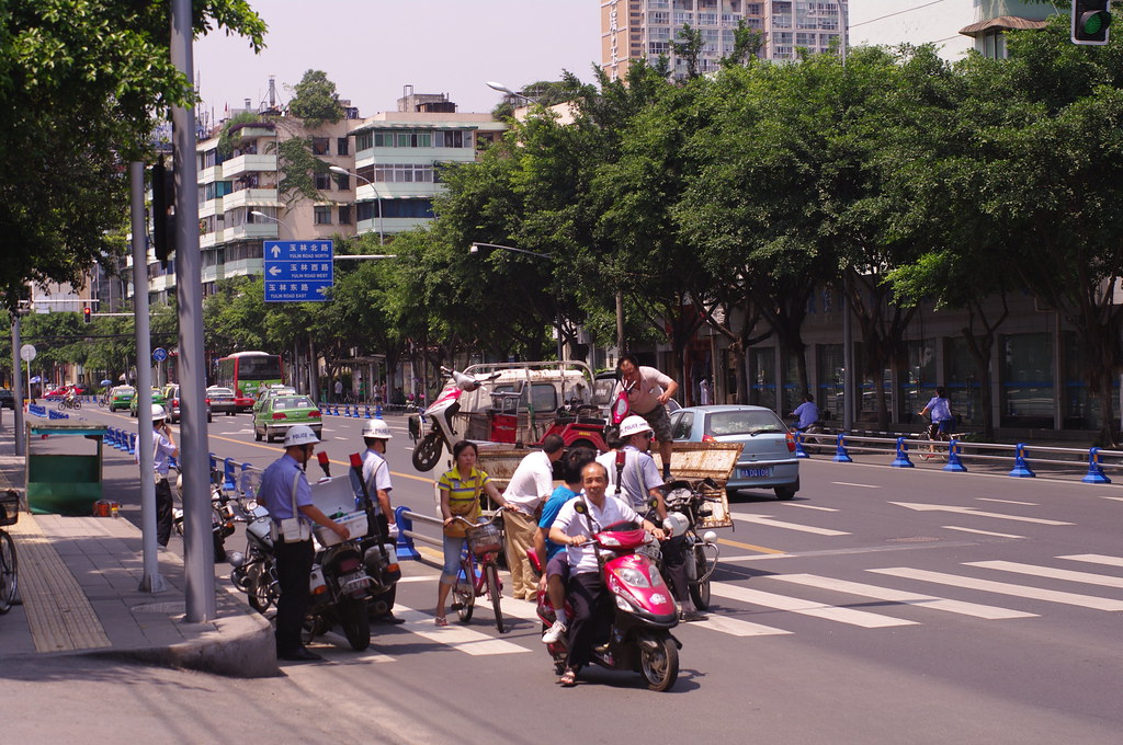 ??????????? Chengdu City Management Force Impounds a Three Wheeled Motorcycle Taxi