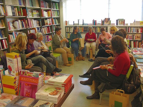 Mallia Sakalak knit in a bookstore!! Lovely idea.