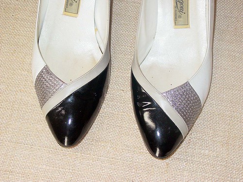 Vintage shoes by Rangoni of Florence. Pumps with color blocking and textured detail. Size 8