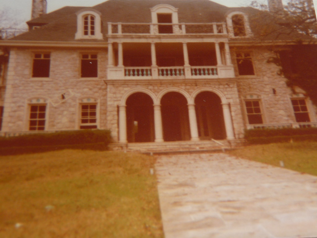 Picture of a 1970's photo of the Gillespie Mansion a.k.a the Midget Mansion in San Antonio, Texas which was later torn down due to excessive vandalism and fire.