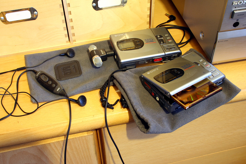 Portable MiniDisc Recording Equipment