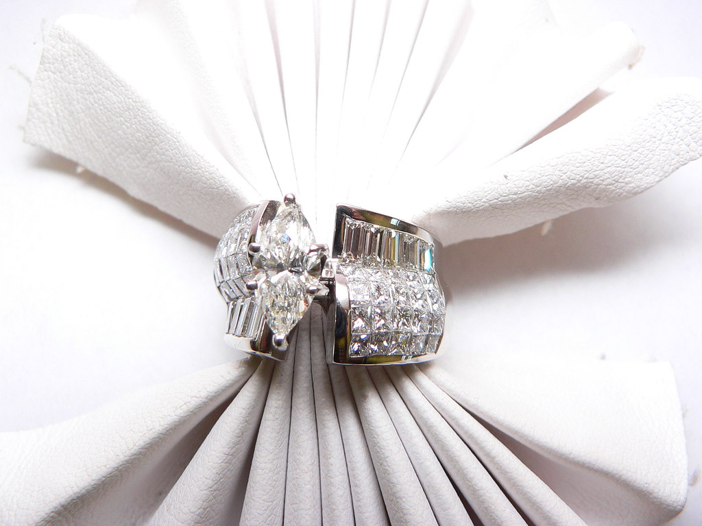 Diamond engagement ring white gold