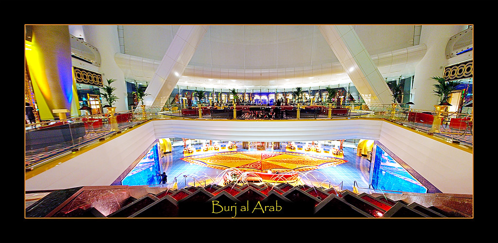 Panorama interior del hall del Hotel Burj al Arab