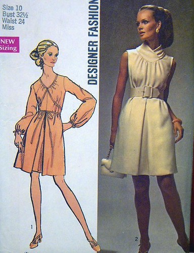 1969 Vintage RETRO DESIGNER FASHION DRESS with CONTOUR BELT Womens Pattern (women woman) / Size 10 / S 8648