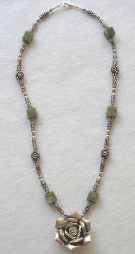 Thai rose and jade necklace - FAIR TRADE