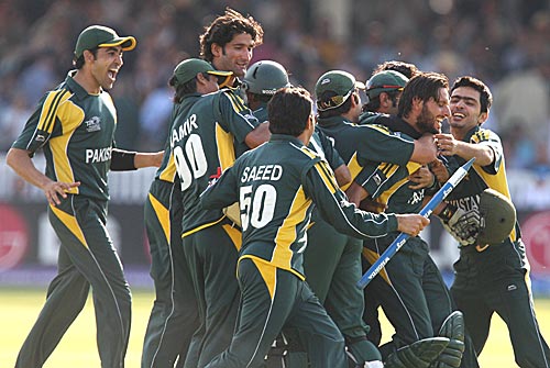 Shahid Afridi is mobed after the victory-Pakistan vs Srilanka final Lords T20 WC 2009