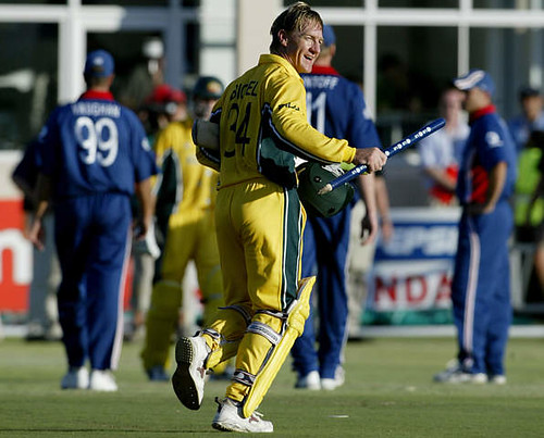 Andy Bichel acknowledges the crowd after completing a nailbiting finish with Bevan-Australia vs England Port Elizabeth WC2003