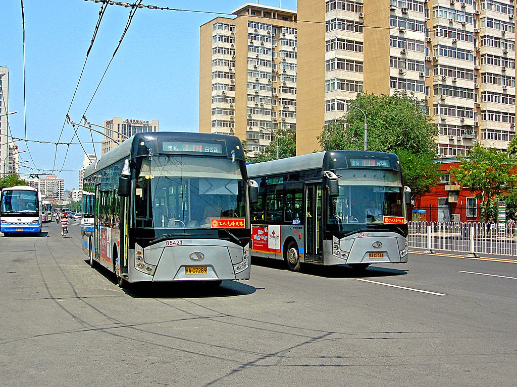 [Buses in Beijing]N Beijing Huayu BJD-WG120EK <Trolley-bus> l BPT #85421 #85410 Front-right at Baiyun Road