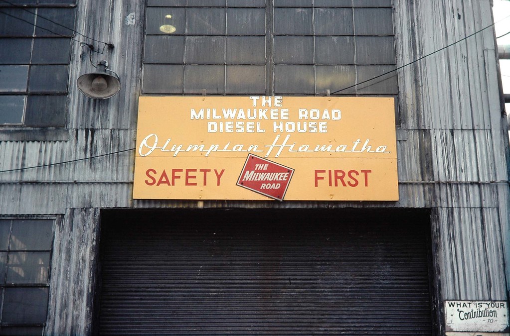 Milwaukee Rd's Western Ave shops 1984