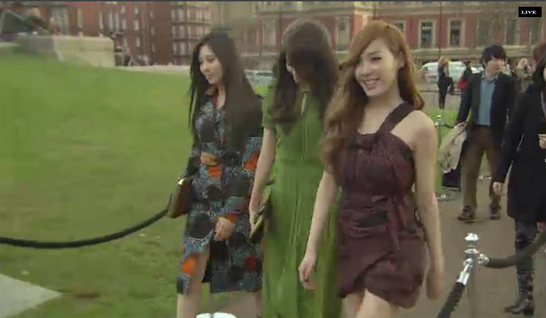 [19-02-2012][OFFICIAL] Yoona & Seohyun & Tiffany || 2012 F/W Burberry Prorsum Women's Collection Fashion Show Ybbphf