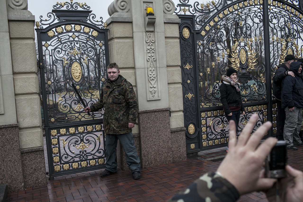 الرئيس الأوكراني..بعد تنازله عن قصره للمحتجين يعزله البرلمان