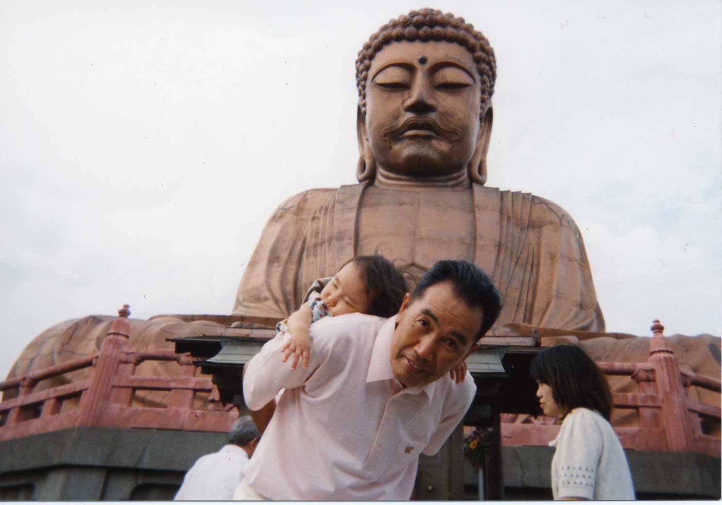 daibutsu / 聚楽園の大仏前のじいちゃん、まほ を おんぶ