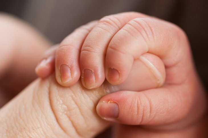 Bebé sostiene mano de un adulto | Foto: Flickr