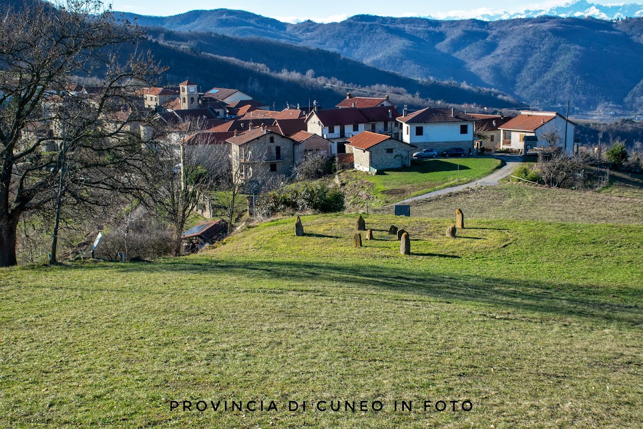 Fotografie Bergolo, il paese in pietra - Langhe