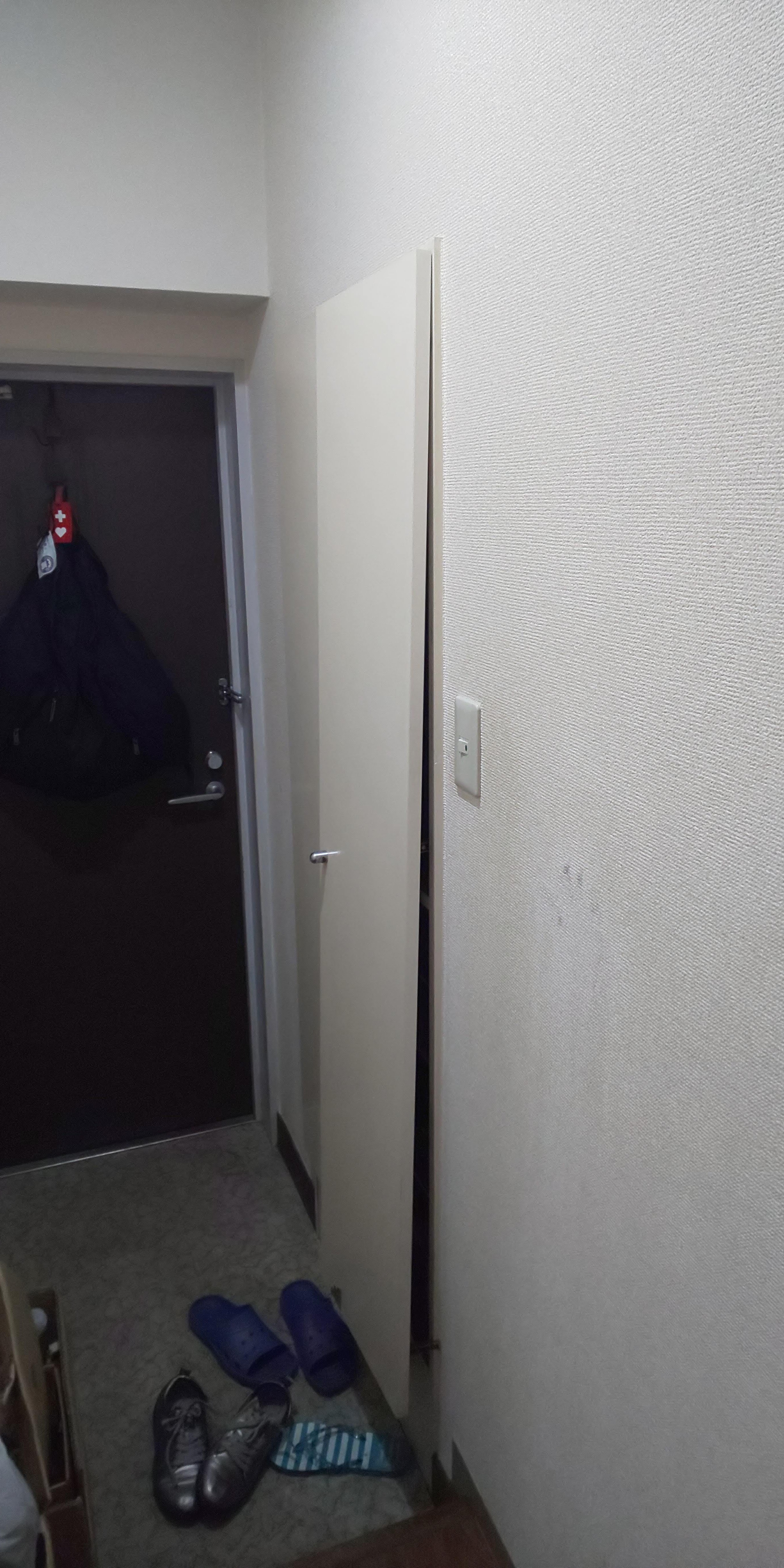 始終おうちの中のどこかが壊れているなあ (今回は玄関の靴の収納ラック)。 始終おうちの中のどこかが壊れているなあ (今回は玄関の靴の収納ラック)。