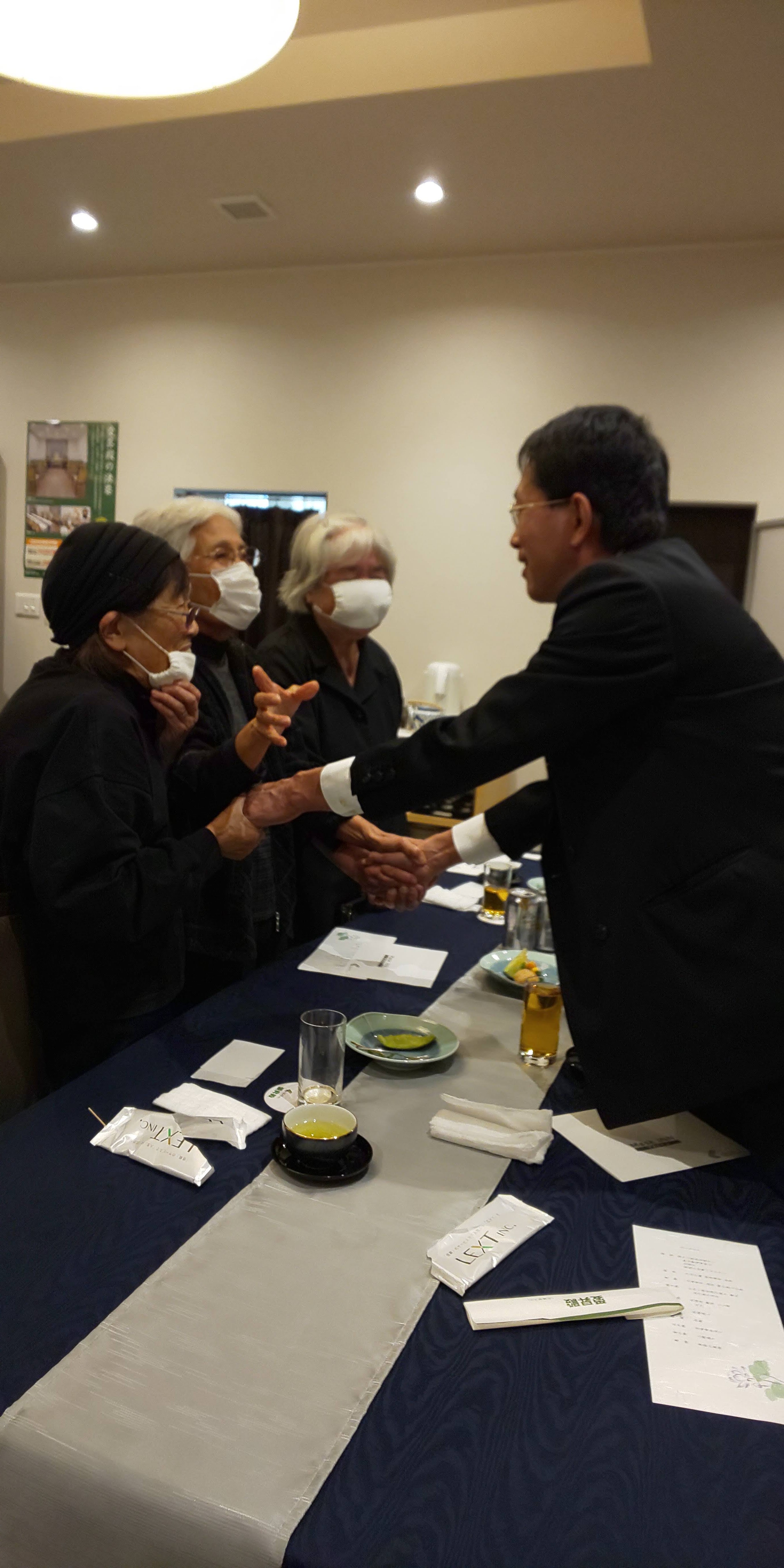 �M�҂̊F����ƁA����l�B(�E�\�Bw)