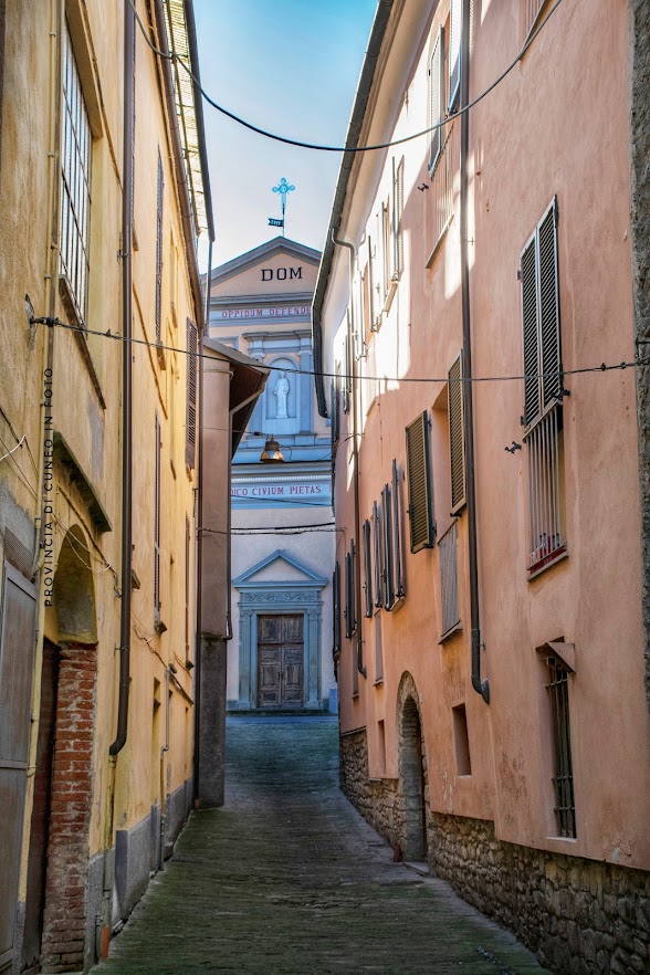 Fotografie Cortemilia, capitale della nocciola piemontese - Langhe